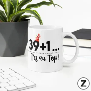 Mug anniversaire 39+1 t'es au top ! présenté sur un bureau avec le motif visible