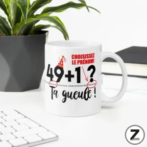 Mug personnalisable 49+1 TA GUEULE ! présenté sur un bureau avec le motif visible