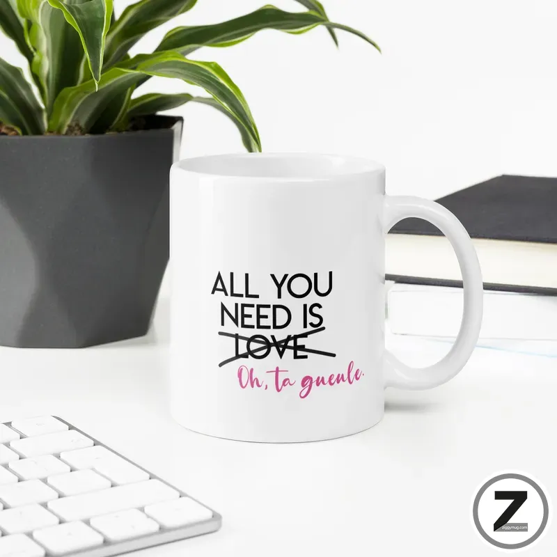 Mug All You Need présenté sur un bureau dans une ambiance du quotidien. Mug All You Need posé sur un bureau près d'un clavier