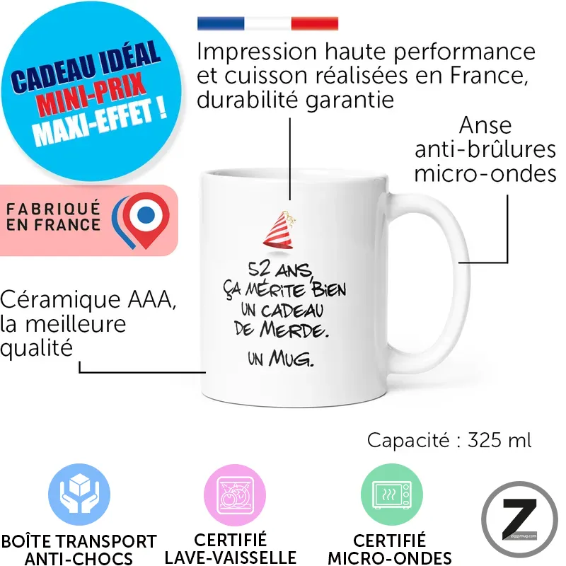 Mug blanc de 325 ml avec texte humoristique, entouré de badges promotionnels et logos 'Fabriqué en France'.