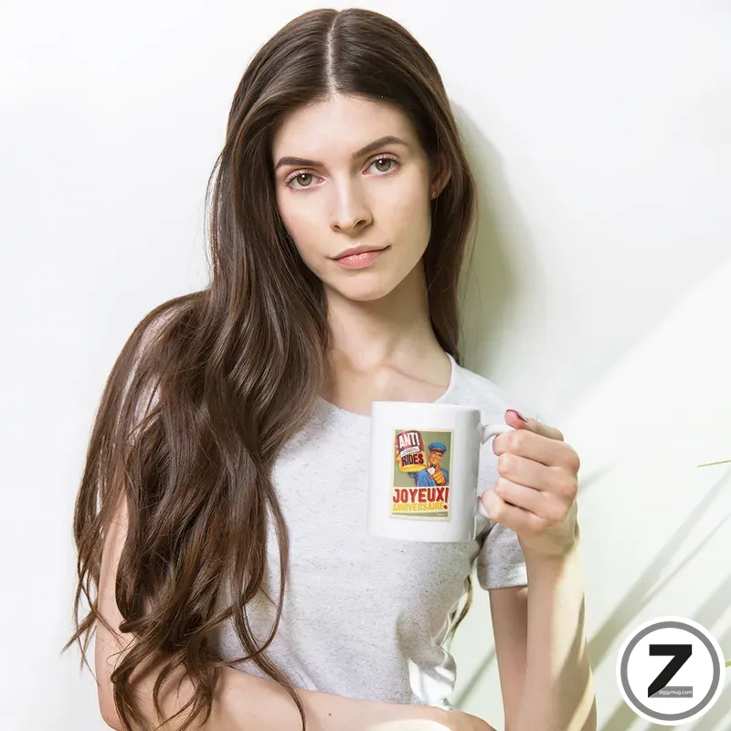 Mug anniversaire anti-rides tenu en main pour montrer le rendu du motif en situation. Personne tenant le mug anniversaire anti-rides