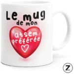 White mug featuring a pink heart and the French phrase 'Le mug de mon âme préférée'