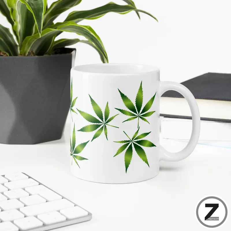 Mug cannabis décoré de feuilles de cannabis, mug feuille de cannabis sur un bureau, tasse feuille de cannabis Mug cannabis décoré de feuilles de cannabis, mug feuille de cannabis, tasse feuille de cannabis