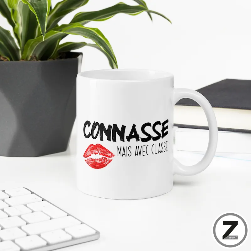 Mug Connasse mais avec classe présenté sur un bureau dans une ambiance du quotidien. Mug Connasse mais avec classe posé sur un bureau près d'un clavier