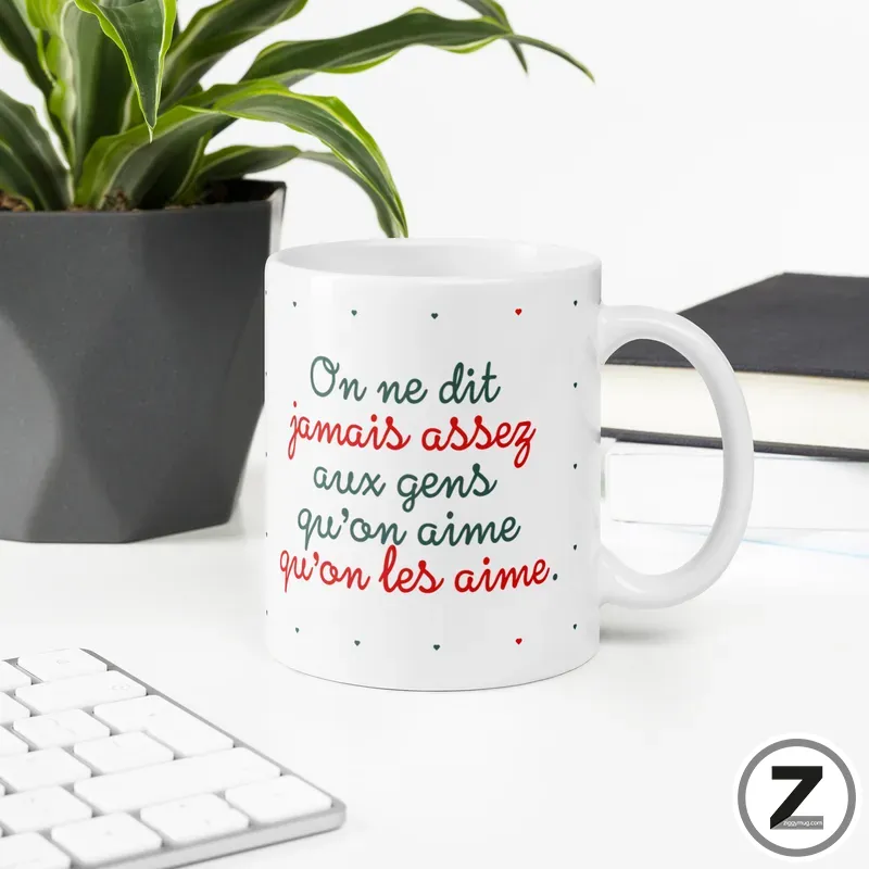 Mug On ne dit jamais assez présenté sur un bureau dans une ambiance du quotidien. Mug On ne dit jamais assez posé sur un bureau près d'un clavier