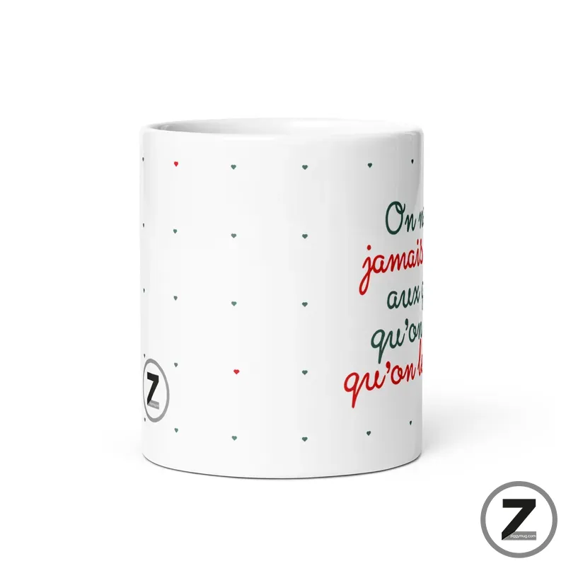 Vue arrière et latérale du mug on ne dit jamais assez pour compléter la présentation du décor. Vue arrière du mug on ne dit jamais assez et motif latéral