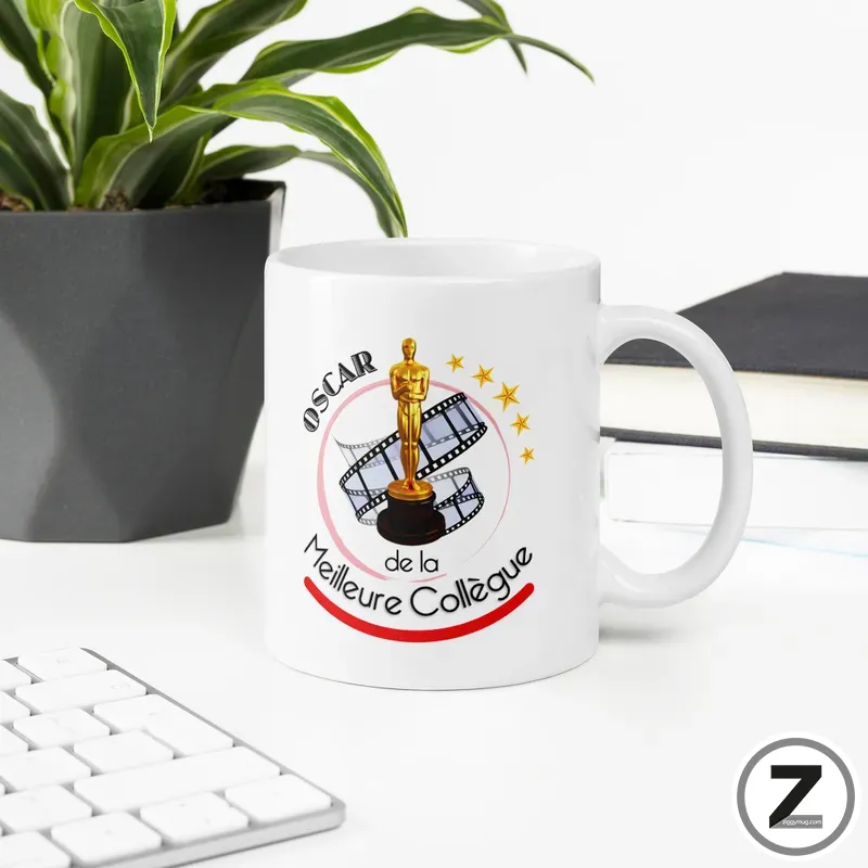 Mug Oscar de la meilleure collègue présenté sur un bureau dans une ambiance du quotidien. Mug Oscar de la meilleure collègue posé sur un bureau près d'un clavier