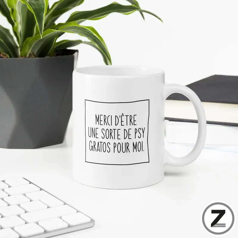 Mug psy gratos présenté sur un bureau dans une ambiance du quotidien. Mug psy gratos posé sur un bureau près d'un clavier